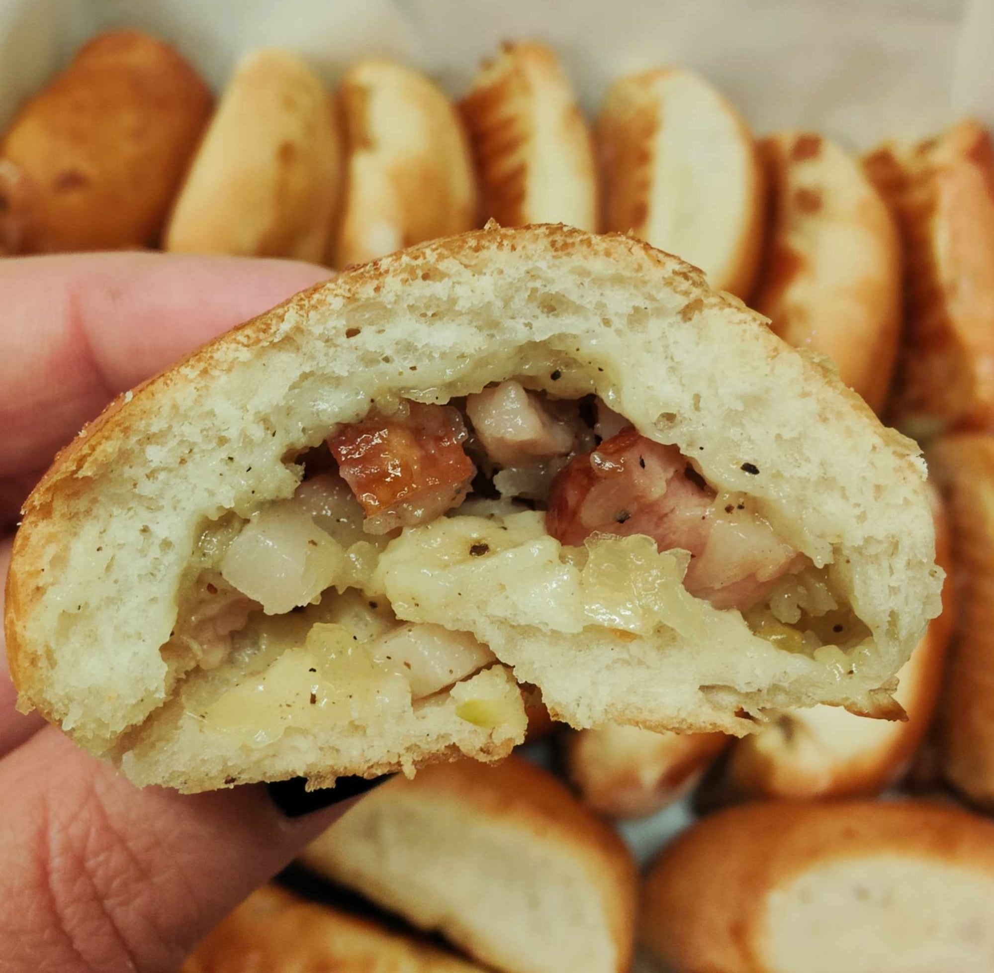 1 kg Savoury buns with bacon bits