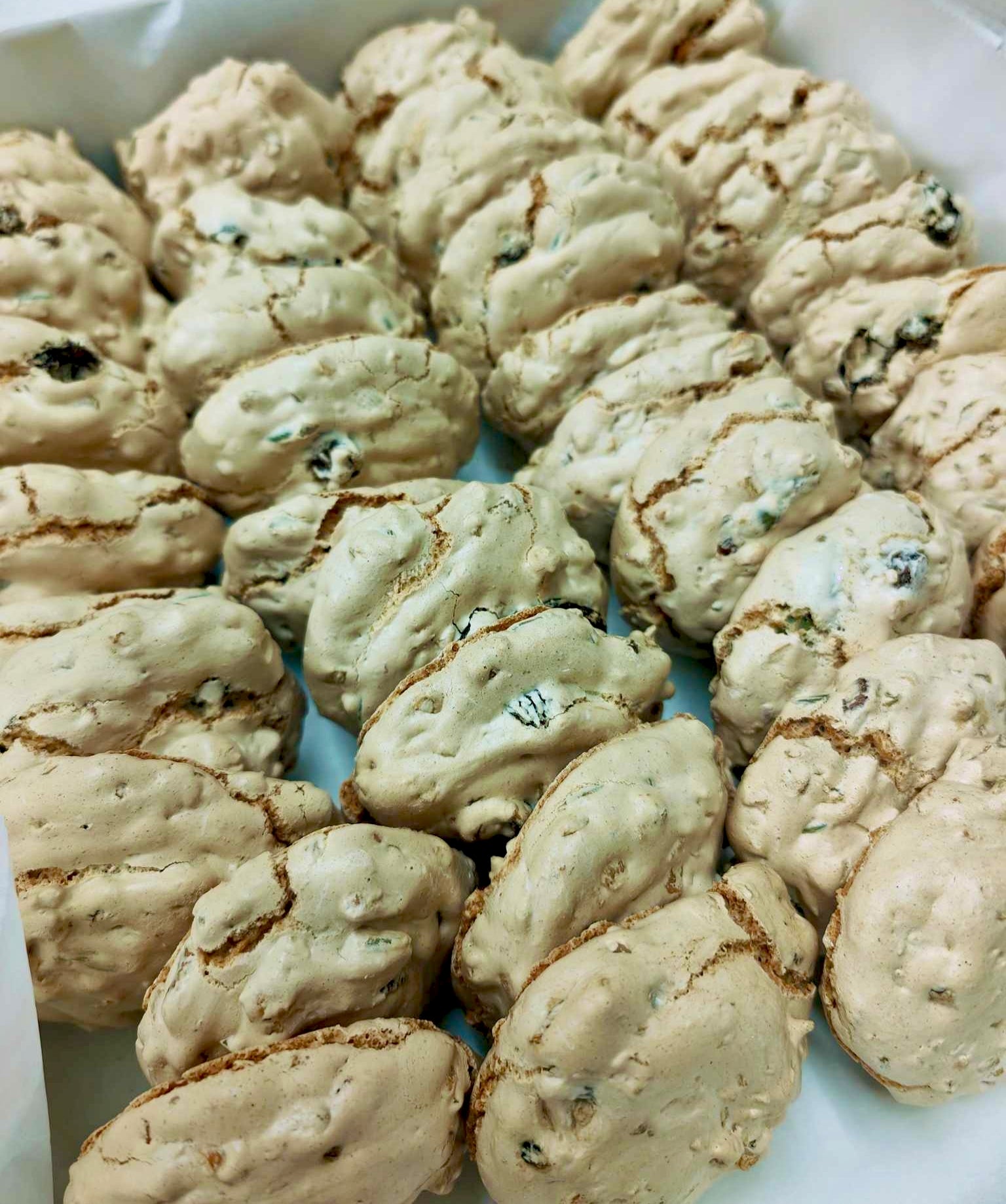 1 kg Crunchy meringue cookies with nuts, seeds, and raisins "Stipruoliai"