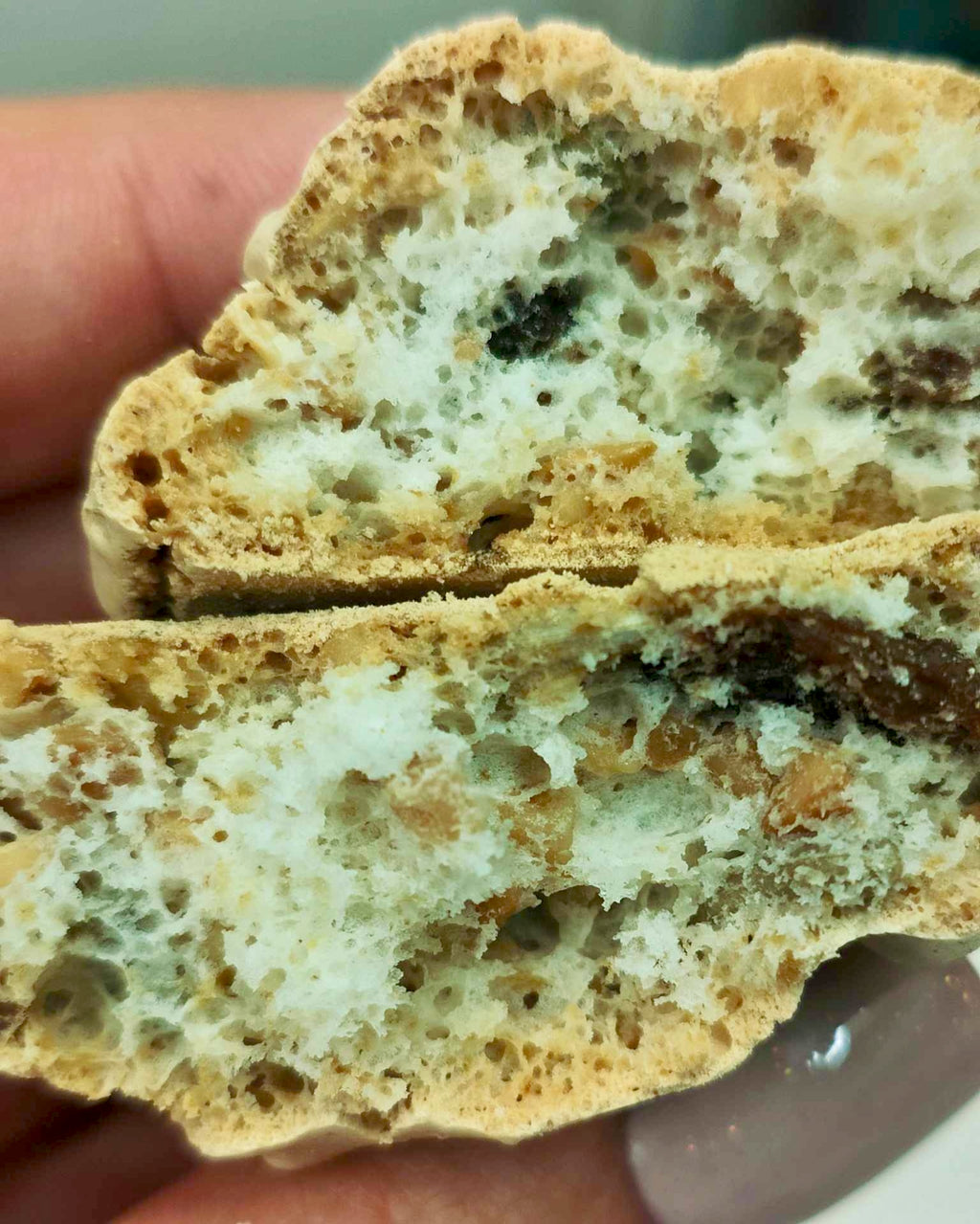 1 kg Crunchy meringue cookies with nuts, seeds, and raisins "Stipruoliai"